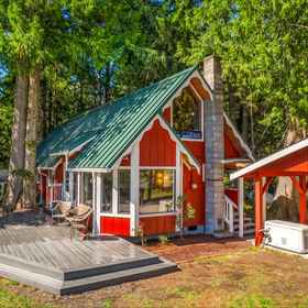 Hotel Exterior 1 Private Hot Tub and Scenic River Views - Charming Rustic Oasis, Washington Hotels
