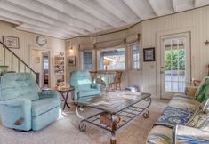 その他 7 Charming Coastal Escape with Wrap-Around Deck - Inviting Retreat