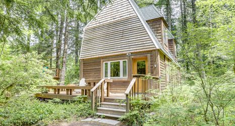 Others 2 Cozy Hot Tub and Scenic Deck - Charming River Escape