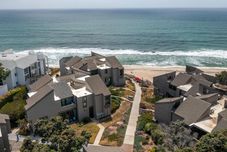 其他 Private Ocean-View Balcony and Pool Access - Enchanting Coastal Retreat