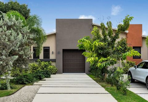 Others Private Backyard, Heated Swimming Pool and BBQ Area - Modern Gem