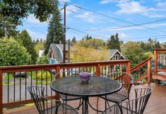 Lainnya 3 Peek-a-Boo Skyline Views and Modern Kitchen - Bright Charming Haven