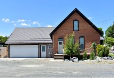 อื่นๆ 5 Inviting Patio and Cozy Living Area - Charming Rustic Retreat