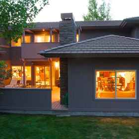 Hotel Exterior 1 Hot Tub and Gas Fireplace on Large Deck - Luxurious Escape, Drake Park Hotels