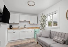 其他 7 Kitchenette and Nearby Dining Options - Charming Ocean View Oasis