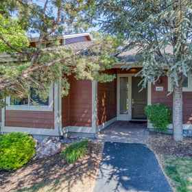 Hotel Exterior 1 Stylish Townhome with Outdoor Patio and Spa Tub - Inviting Escape, 데슈츠 카운티 호텔