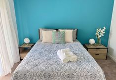 Lainnya 4 Convenient Location and Cozy Balcony - Charming Urban Retreat