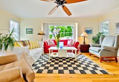 기타 5 Sunny Cottage with Expansive Backyard - Charming Coastal Retreat