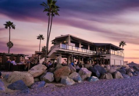 Lainnya Modern Style with Enclosed Yard and Amenities - Charming Beachside Escape