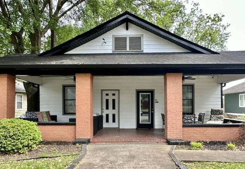 Others Spacious Retreat with Chef-Ready Kitchen - Charming Urban Oasis