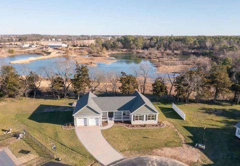 Others Hot Tub, Indoor Batting Cage and Pool Table - Charming Year-Round Retreat