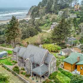 Logo1Spectacular Ocean Views and Game Room - Charming Beach Retreat,Roads End State Recreation Site飯店