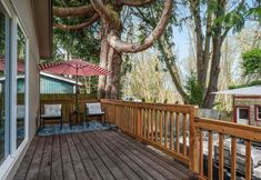 Others 2 Spacious Deck and Private Backyard Oasis - Charming Retreat