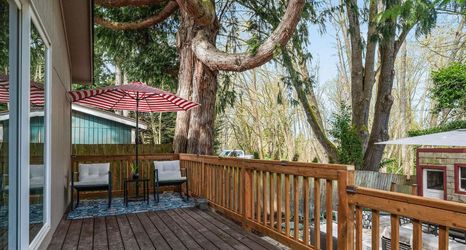 Others 2 Spacious Deck and Private Backyard Oasis - Charming Retreat