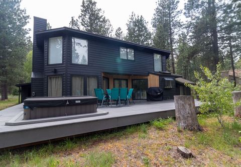 Others Spacious Family Retreat with Hot Tub and Scenic Views - Charming Getaway