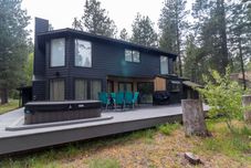 Others Spacious Family Retreat with Hot Tub and Scenic Views - Charming Getaway