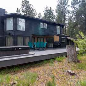 Hotel Exterior 1 Spacious Family Retreat with Hot Tub and Scenic Views - Charming Getaway, Deschutes County Hotels