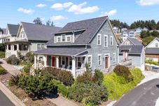 Others Beach Access and Private Jacuzzi Retreat - Charming Coastal Sanctuary