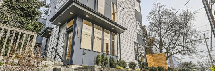 Others Rooftop Patio and Spectacular City Skyline Views - Elegant Urban Haven