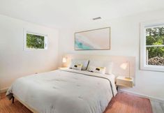 Lainnya 3 Stylish Patio and Firepit - Serene Beach Cottage Retreat