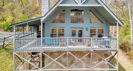 其他 2 Cozy Log Cabin with Pool Privileges and Hot Tub - Serene Retreat