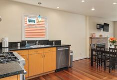 Lainnya 7 Peek-a-Boo Skyline Views and Modern Kitchen - Bright Charming Haven