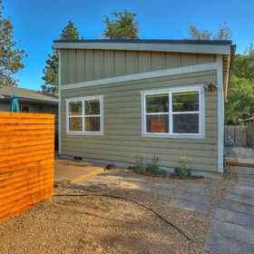 Logo 1 Private Yard and Peaceful Deck Retreat - Sleek Modern Oasis, Les Schwab Amphitheater Hotels