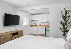 Others 5 Beachfront Location with Kitchenette Amenities - Stylish Oasis