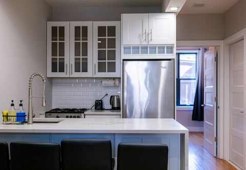 Others Backyard Oasis and Fully Equipped Kitchen - Stylish and Relaxing