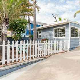 Logo 1 Private Front Yard and Close to Beach - Charming Coastal Retreat, 샌디에이고 카운티 호텔