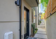 อื่นๆ 3 Rooftop Patio with Mount Rainier View - Charming Chic Retreat