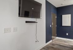 Others 6 Penthouse with Balcony and Modern Amenities - Luxurious Cozy Retreat