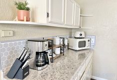 其他 7 Stylish Kitchen and Convenient Parking - Chic Downtown Escape