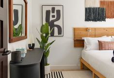 Lainnya 7 Bright Living Space and Private Yard - Charming Modern Retreat