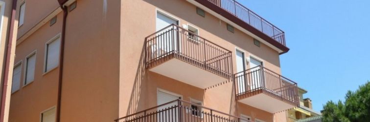 Khác Cozy Stay with an Outdoor Fireplace