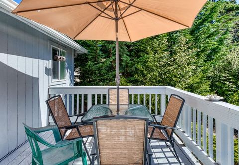 Lainnya Coastal house with decks, grill, firepit, & modern kitchen - 1/2 mile to beach