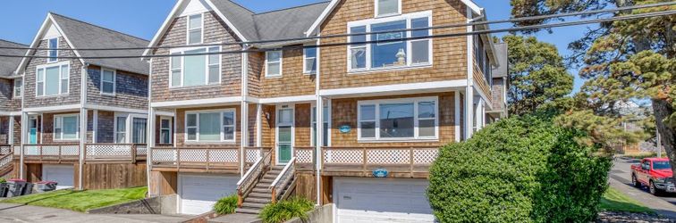 Others Cozy Gathering Space and Sparkling Amenities - Charming Seaside Haven