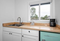 其他 6 Kitchenette and Nearby Dining Options - Charming Coastal Haven