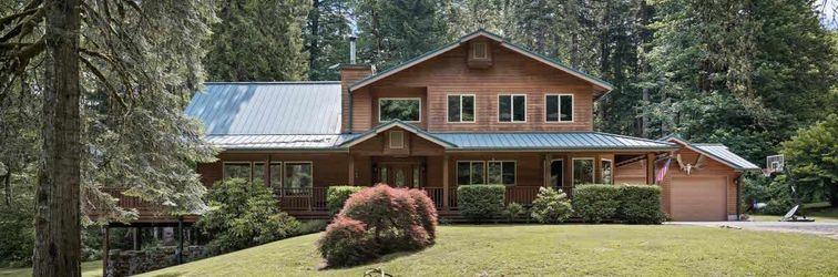 Others Picturesque Retreat with Game Room and Hot Tub - Cozy Escape