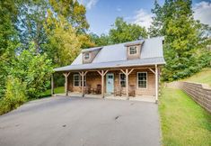 其他 7 Fire Pit, Hot Tub, and Modern Kitchen - Cozy Charming Retreat