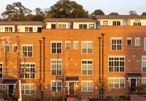 Lainnya Furnished Rooftop and Breathtaking Skyline Views - Stylish Urban Haven