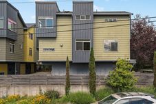 Others Dedicated Parking and Natural Light Abundance - Spacious Urban Retreat