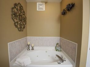 Others 4 Community Pool and Gas Fireplace Retreat - Charming Oasis