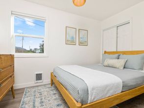 其他 4 Steps to Beach and Dining Delights - Charming Coastal Escape