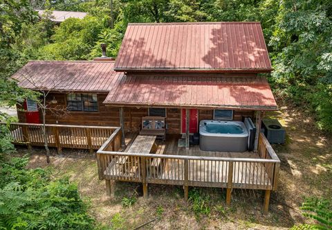 其他 Charming Cabin with Hot Tub and Grill - Inviting Mountain Retreat