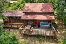 其他 Charming Cabin with Hot Tub and Grill - Inviting Mountain Retreat