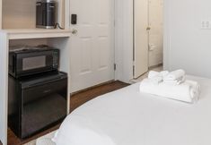 Others 7 Charming Studio with Shared Living Area - Cozy Urban Escape