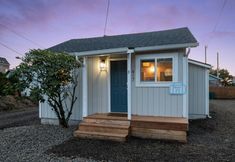 其他 2 Steps to Beach and Dining Delights - Charming Coastal Escape