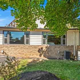 Hotel Exterior 1 Panoramic River Views and Cozy Amenities - Charming Rustic Cottage, Hotel Drake Park