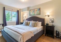 Others 4 Full Kitchen and Stunning City Views - Charming Urban Retreat